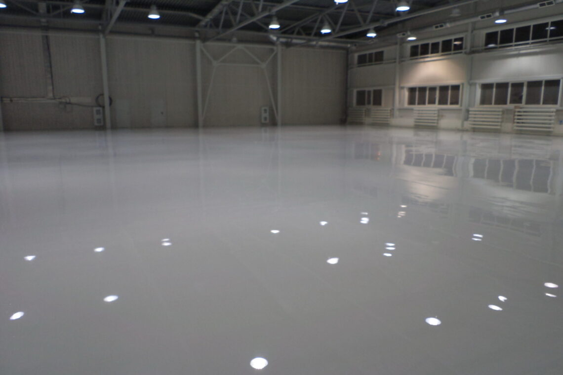 Преимущества полимерных полов в производственных помещениях Санкт-Петербурга