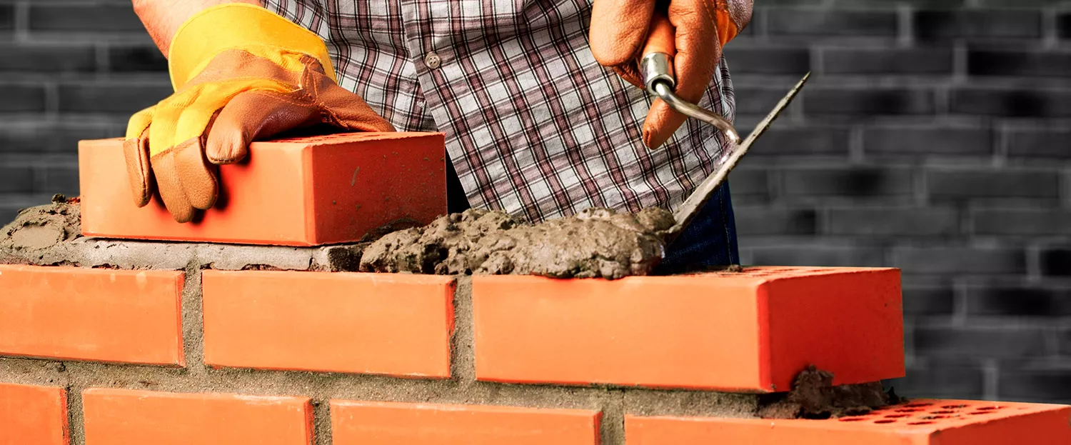 Какой кирпич лучше: полнотелый или пустотелый?