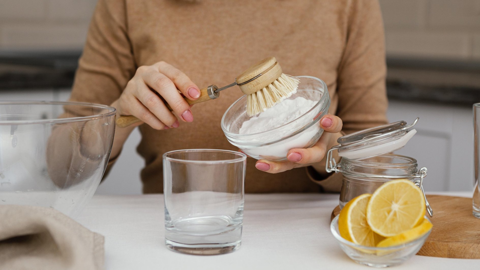 Женщина берёт соду, чтобы отмыть пригоревшую кастрюлю