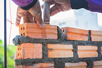 Сравнение полнотелого и пустотелого кирпича