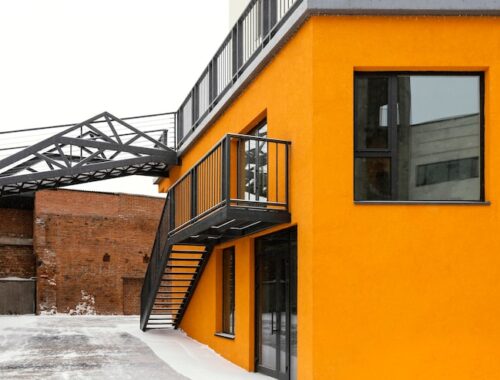 Чем отделать фасад частного дома недорого и красиво — 10 идей