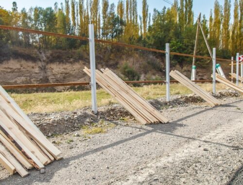 Чем отделать цоколь фундамента на сваях дешево