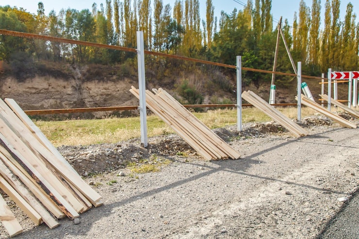 Чем отделать цоколь фундамента на сваях дешево