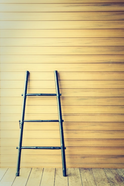 Укладка имитации бруса на стены внутри дома на обрешетку