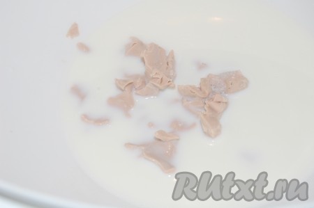 Первым делом следует приготовить опару. Подогреть 100 мл молока (температура молока не должна превышать 40 градусов, более горячее молоко не даст возможности дрожжам начать работать и процесс брожения так и не начнётся, а следовательно и дрожжевое тесто у нас не получится), вылить в миску, добавить сахар и живые дрожжи. 