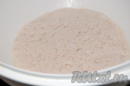 Через 30 минут опара слегка запенится и появятся пузырьки. Если пузырьков нет и опара не пенится, то всему виной ваши живые дрожжи, значит они недостаточно свежие (или некачественные) и замешивать тесто из такой опары не имеет смысла, оно просто не поднимется. 