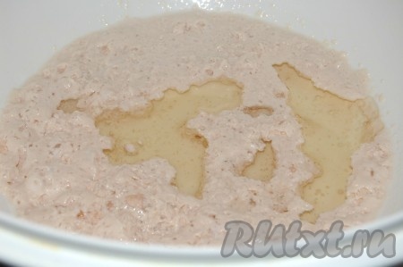 Добавить в опару соль, оставшуюся половину молока и растительное масло (молоко и масло должны быть комнатной температуры). 