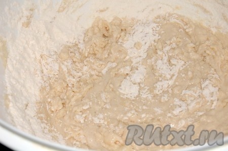 Муку просеять. Муку добавлять в миску постепенно, перемешивая тесто вначале ложкой, а затем продолжать замес руками. Следите, чтобы не добавить лишнюю муку, иначе дрожжевое тесто будет грубым. Муки нужно столько, чтобы тесто перестало липнуть к рукам.