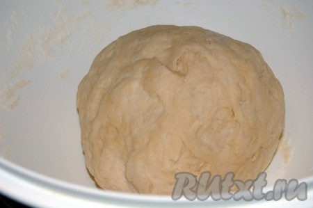 Скатать дрожжевое тесто в шар, выложить в глубокую миску и убрать в тёплое место (без сквозняков) минут на 30-60 для подхода. Для того чтобы тесто не заветрилось, накройте миску полотенцем (можно затянуть миску пищевой плёнкой). Тесто должно увеличиться в два раза. Возможно, времени для подхода потребуется чуть больше, многое зависит от температуры в помещении.