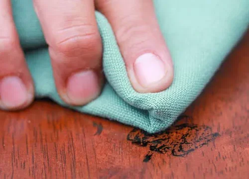 Как убрать пятна от фломастера с деревянной и мягкой мебели | Советы от клининговой компании Химдиван