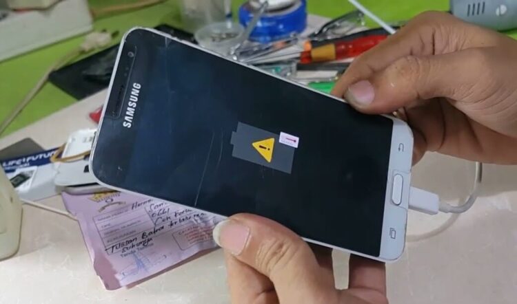 Отсутствие первой реакции при подключении к розетке — основной признак глубокой разрядки. Фото.