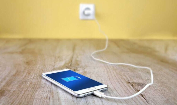 Дайте смартфону вдоволь настояться, ведь сразу он все равно не отреагирует. Фото.