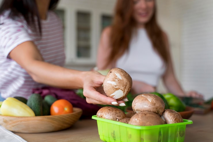 Свежие грибы – это не только вкусный, но и полезный продукт, который требует правильного подхода к хранению. Неправильные методы могут привести к быстрому порче и утрате их питательных свойств. Чтобы сохранить свежесть и вкус грибов как можно дольше, важно следовать нескольким простым рекомендациям.